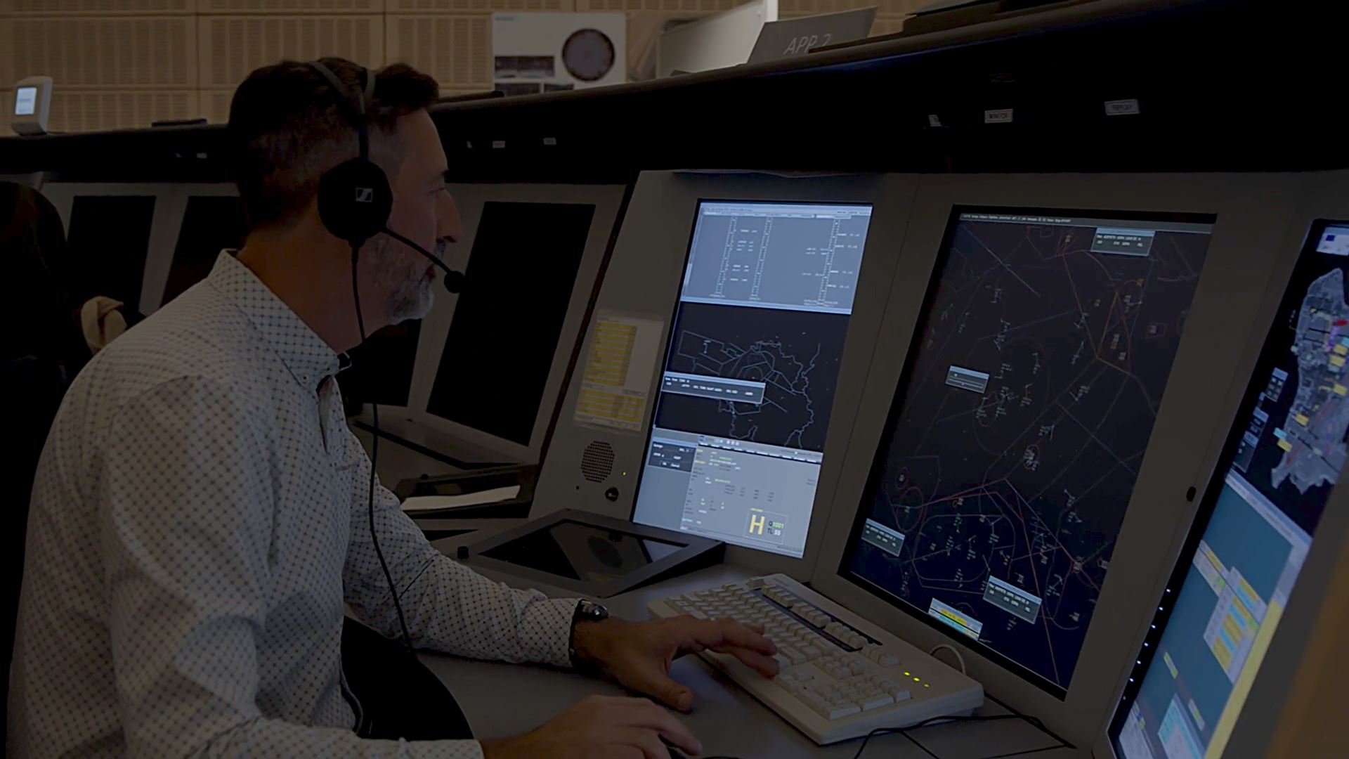 Air traffic controllers also ensure traffic efficiency, for the benefit of the environment